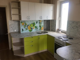 Кухня небольшая бело зеленая современная